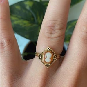 Silhouette gold ring